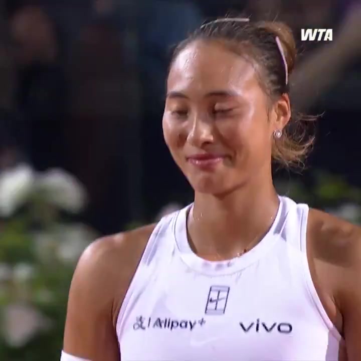 jinnianhui金年会嘴角真压不住了😆郑钦文取胜后露出灿烂笑容，与萨巴伦卡握手