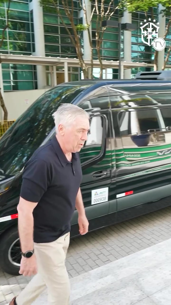 金年会冲击六星！安帅参观巴西博物馆凝视大力神杯，比划再放一座