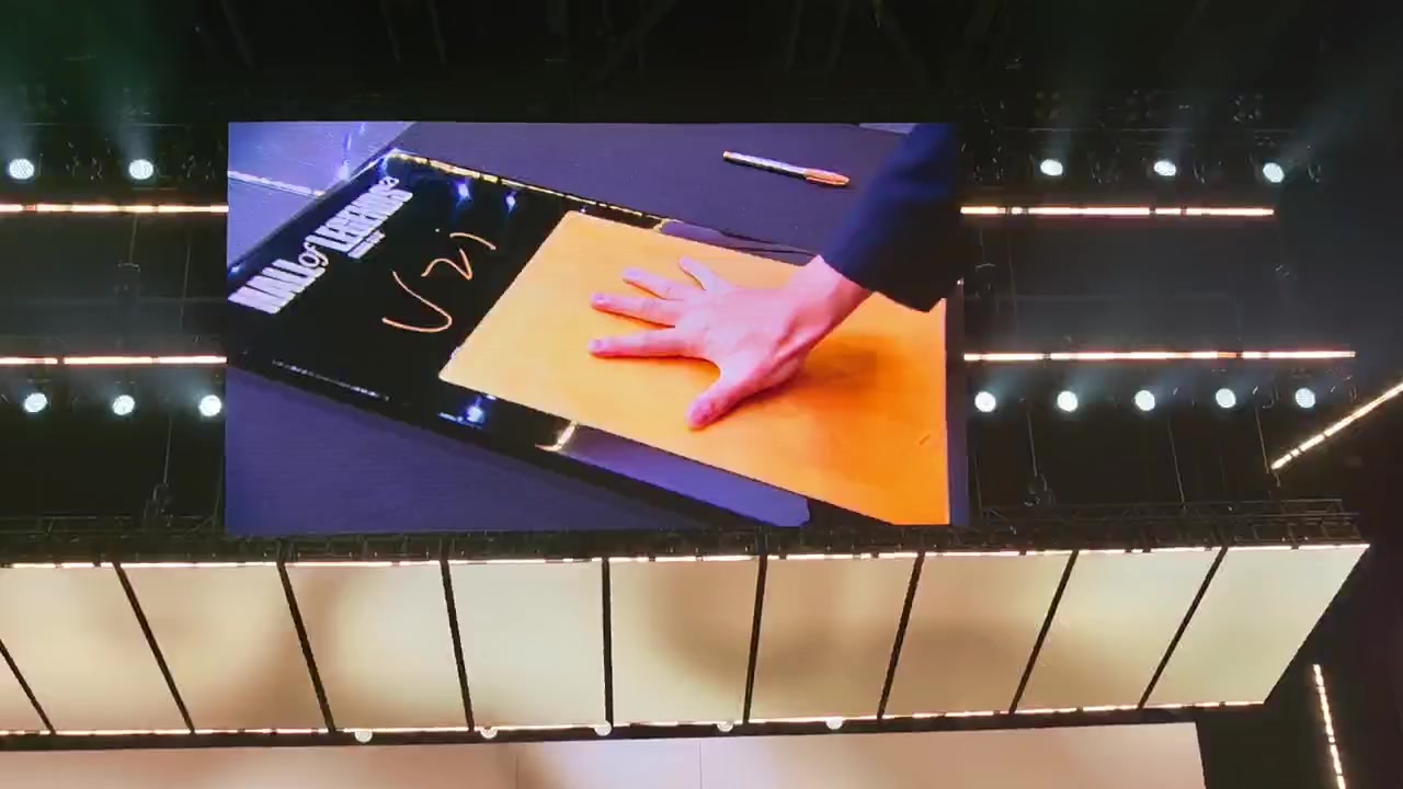 金年会金字招牌诚信至上Uzi名人堂入选典礼现场照片：留下名人堂02号队服+手印记录👀