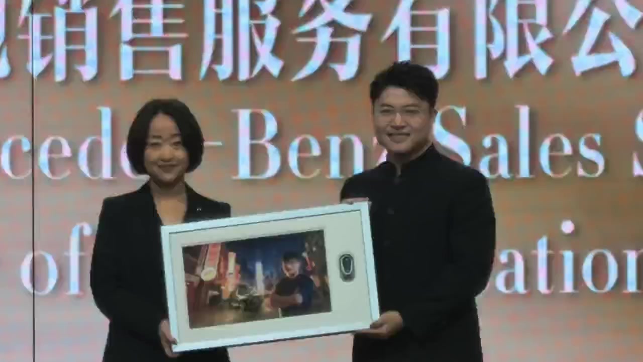 金年会金字招牌诚信至上Uzi名人堂入选典礼现场照片：留下名人堂02号队服+手印记录👀