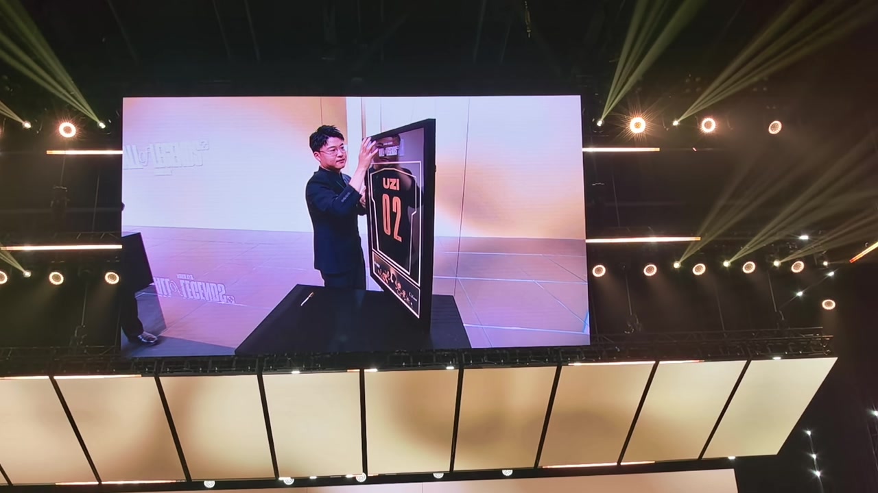 金年会金字招牌诚信至上Uzi名人堂入选典礼现场照片：留下名人堂02号队服+手印记录👀